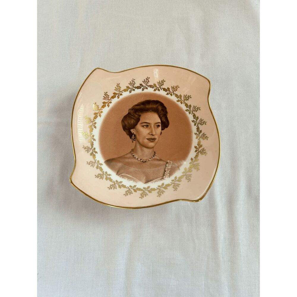 Queen Margaret Commemorative Bone China Plate, Visit to Canada, 1958 Gold Rimmed